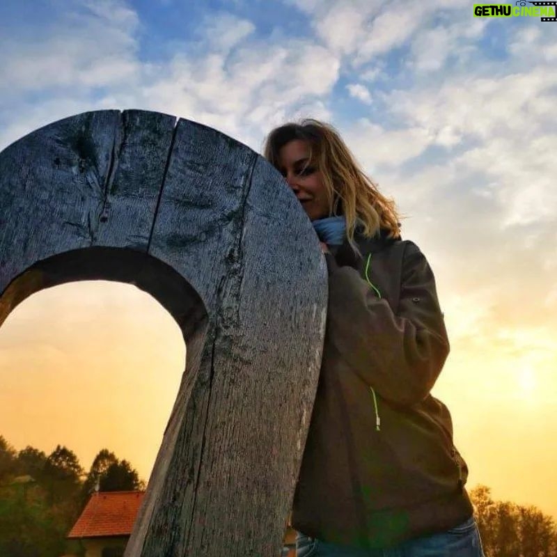 Giorgia Wurth Instagram - Con il piede destro sono in Slovenia, con quello sinistro in Italia. Che terre meravigliose. Grazie a @robertoleone_airfilm.it per le foto (solo quelle belle sono le sue, se scorrete) e a Vittorio per avermi ceduto la giacca (ma solo perché lui non aveva freddo) Italy-Slovenia Border