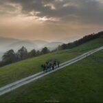 Giorgia Wurth Instagram – Con il piede destro sono in Slovenia, con quello sinistro in Italia.

Che terre meravigliose.

Grazie a @robertoleone_airfilm.it per le foto (solo quelle belle sono le sue, se scorrete) e a Vittorio per avermi ceduto la giacca (ma solo perché lui non aveva freddo) Italy-Slovenia Border
