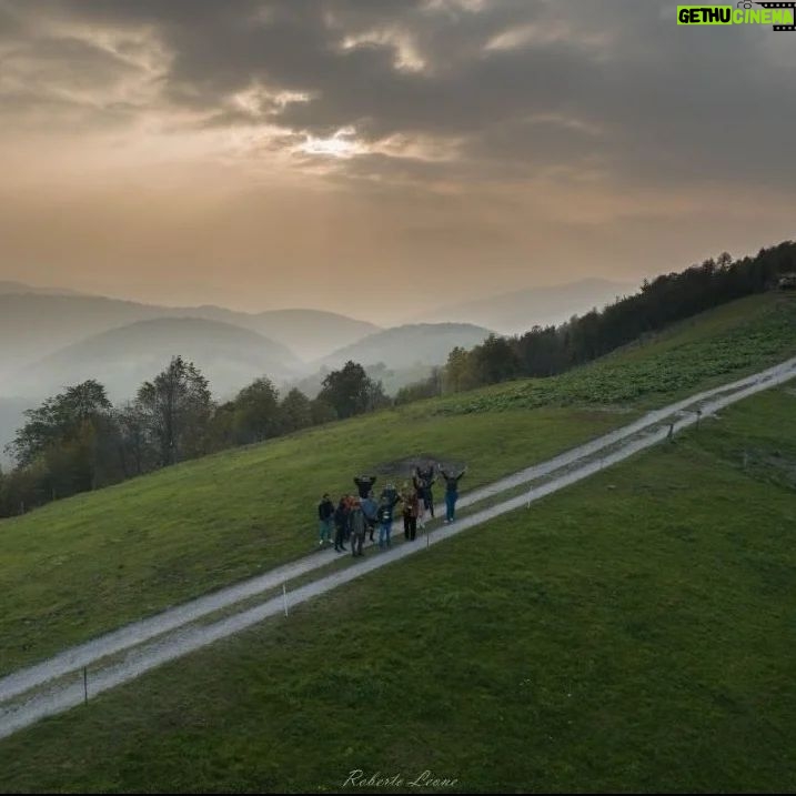 Giorgia Wurth Instagram - Con il piede destro sono in Slovenia, con quello sinistro in Italia. Che terre meravigliose. Grazie a @robertoleone_airfilm.it per le foto (solo quelle belle sono le sue, se scorrete) e a Vittorio per avermi ceduto la giacca (ma solo perché lui non aveva freddo) Italy-Slovenia Border