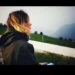 Giorgia Wurth Instagram – Con il piede destro sono in Slovenia, con quello sinistro in Italia.

Che terre meravigliose.

Grazie a @robertoleone_airfilm.it per le foto (solo quelle belle sono le sue, se scorrete) e a Vittorio per avermi ceduto la giacca (ma solo perché lui non aveva freddo) Italy-Slovenia Border
