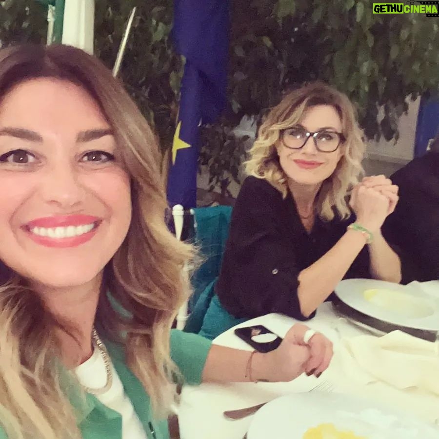 Giorgia Wurth Instagram - Metti un martedì sera a Crema con @lu2601 e L'accarezzatrice. Grazie al Rotary per l'accoglienza. (la gonna stupenda e verde è di @malulu_milano) Crema, Italy