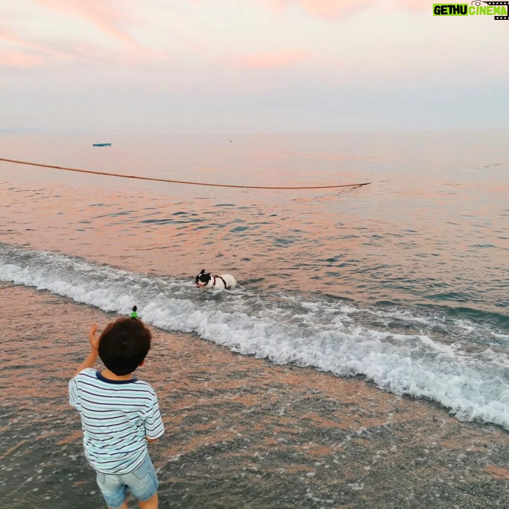 Giorgia Wurth Instagram - Quella parentesi di estate In cui la spiaggia rimane sola E gli ombrelloni si chiudono sui lettini Come pensieri sul collo #edèsubitosera