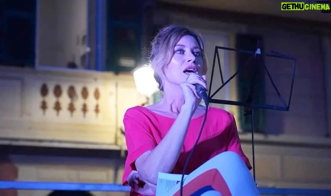 Giorgia Wurth Instagram - @varazze #cittàdelledonne Grazie di cuore per l'accoglienza agli assessori Maria Angela Calcagno e @marilenaratto Alla giornalista @paolagavarone Alla fotografa @laura_lasiri A chi c'era, ci sarà, non c'è mai stato Al mare, senza il quale non potrei restare a galla. Ps: se state soffrendo di mal d'amore, la cura è nel link in bio🍹 #ioluiealtrieffetticollaterali Varazze