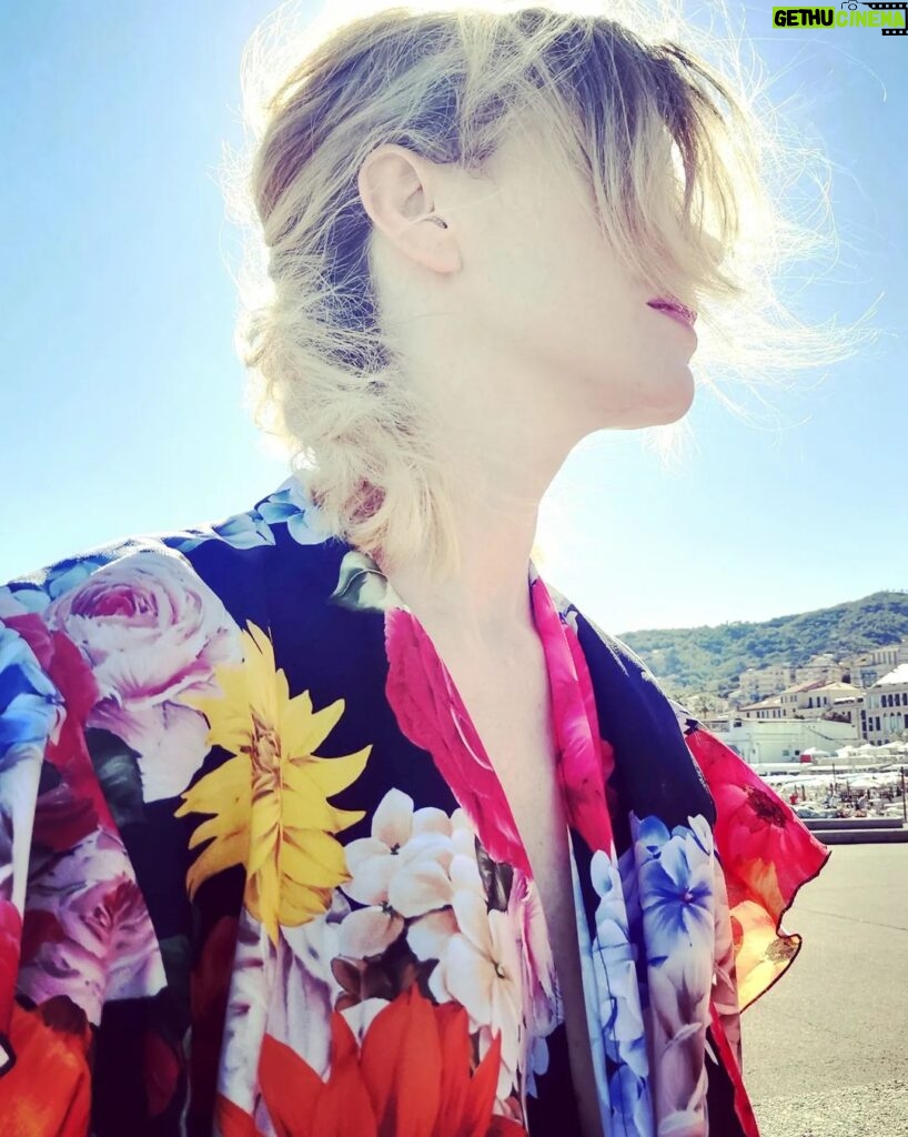 Giorgia Wurth Instagram - Io ho un'amica bravissima Che disegna abiti bellissimi Per ragazze petalosissime Andate a trovarla qui : @malulu_milano E poi ditemi🌹 Mare Mare