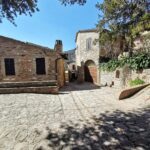 Giorgia Wurth Instagram - Spello alle mie spalle E poi su su, fino a #Collepino. Per pensare meno Per pensare meglio Per affidarsi agli ulivi Che paradiso che è l'Umbria #sentierodellacquedotto #festivaldispello #spello #umbria #ioluiealtrieffetticollaterali #graziemerda è