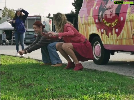 Giorgia Wurth Instagram - Un anno fa noi stavamo messi così a Gorizia, un "brufolo sul culo del mondo" ... Eppure cadiamo felici, oggi, su @raiplay_official Ci avete visti? Se no, quale giorno migliore della domenica per farvene una scorpacciata spaparanzati sul divano? Attendo commenti🐒 Ciaooooooo #eppurecadiamofelici