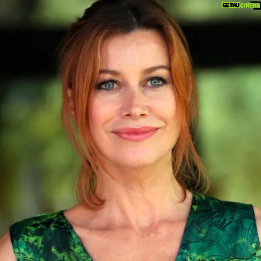 Giorgia Wurth Instagram - Oggi a Roma si è tenuta la conferenza stampa di #eppurecadiamofelici, serie supercolorata che andrà in onda su @raiplay_official Ci siamo voluti molto bene. Siamo caduti felici. Venite a prenderci dal 6 ottobre 🐸 Grazie @avant_toi.it per questo abito così verde che è impossibile non sperare. Rai Viale Mazzini