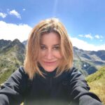 Giorgia Wurth Instagram – Lo so che ultimamente va tanto di moda dire che si va dallo psicologo, e io giuro che le ho provate tutte, dalla junghiana alla freudiana, dalla cognitiva al counseling. Senza ottenere mai alcun miglioramento (sono un caso grave, lo so).
Neppure la religione ha mai funzionato su di me. In fondo la fede è un dono, e io non l’ho (ancora) ricevuto. Non demordo però, perché penso che se si crede in qualcosa (ancora meglio in qualcuno) la vita terrena sia un pochino più lieve. 

A dirla tutta però in qualcosa io ci credo: in quel soffio vitale che ha scelto di manifestarsi attraverso di me, di noi. Nell’espressione della vita che decide di abitare il nostro corpo e i nostri pensieri per un po’…

Ecco, io questa potenza di vita la sento appieno quando sono nella natura, mentre scalo una montagna e il vento mi schiaffeggia la faccia e l’ossigeno mi annaffia i pensieri facendo germogliare quelli di gratitudine. Che poi in fondo sarà solo chimica, come dice @fabrizio.caramagna, ma nessuno psicofarmaco sarebbe in grado di migliorare il mio umore quanto una vetta da raggiungere.

Oggi sul mio cammino ripido ho incontrato una donna di 83 anni (la vedete se scorrete le foto). Le ho chiesto quale fosse il suo segreto. Mi ha risposto “mangiare poco”. Ora so che morirò giovane.

#puntadellaregina
#gressoney Valle d’Aosta