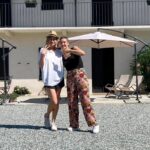 Giorgia Wurth Instagram – Ogni volta che posso porto i bambini nella natura.

Ho scoperto, grazie al @gruppodiletturacarmagnola, un angolo di paradiso nel cuore del Roero, in Piemonte. Li ci sono tanti giovani, molte ragazze, che, invece di andarsene, portano avanti con fatica e tanto amore le tradizioni del territorio.

Come Lorena, apicoltrice e coltivatrice (@reradminot) , e Giorgia, che gestisce una cascina meravigliosa, la @cascina_cortassa

Andateci, e sarete un po’ più felici.

Ps: ma vogliamo parlare della genialità delle api?