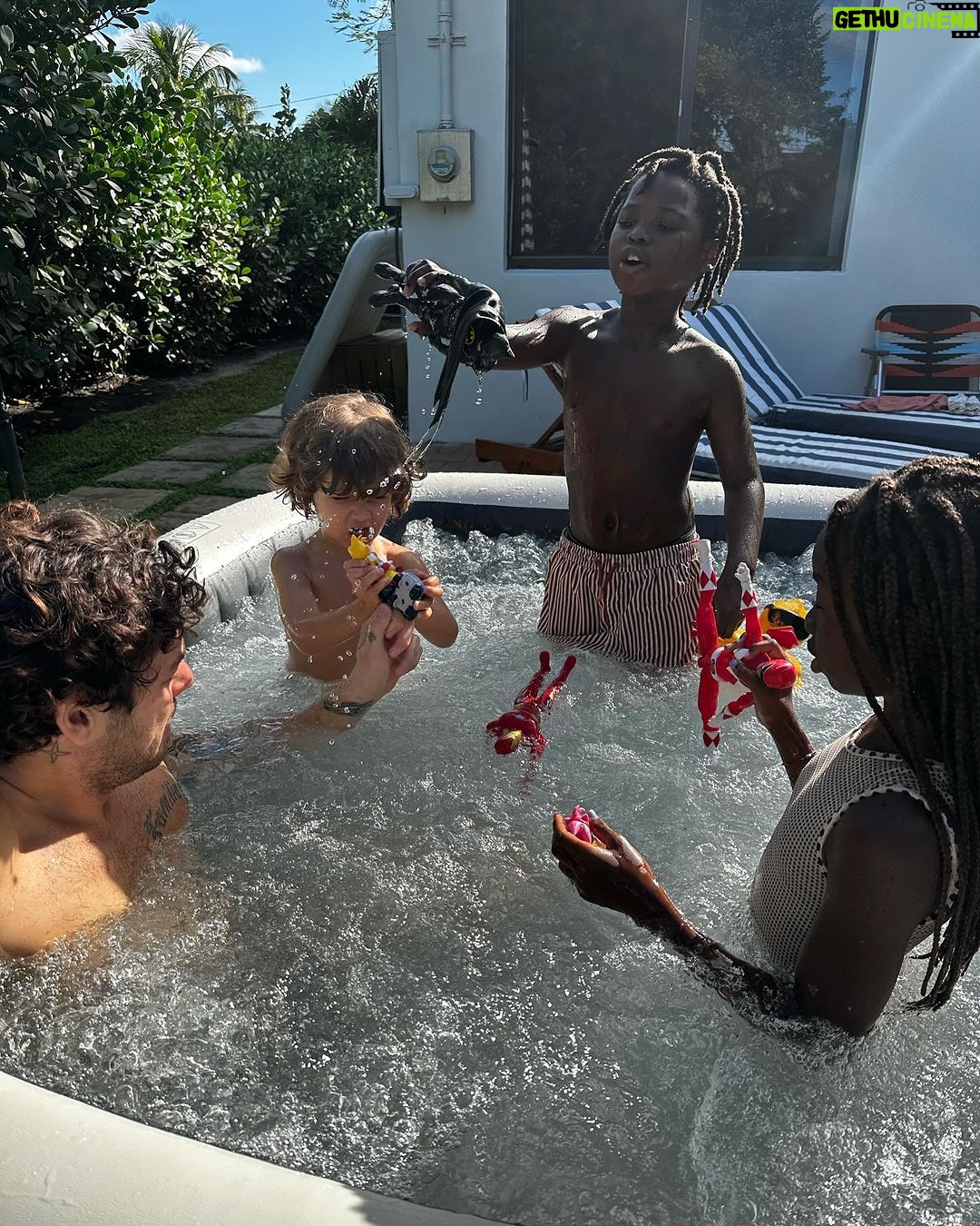 Giovanna Ewbank Instagram - Resumão da semana 🙏🏿❤️✨✍🏿 🇺🇸 #miami #familiaewbankgagliasso #ferias Miami, Florida