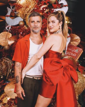 Giovanna Ewbank Instagram - Nossa Família Ewbank Gagliasso passando para desejar um Feliz Natal, cheio de amor, saúde, felicidade e realizações pra todos vocês!!! 🎅🏿✨🙏🏿✨❤️ #feliznatal #familiaewbankgagliasso #merrychristmas