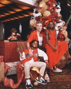 Giovanna Ewbank Instagram - Nossa Família Ewbank Gagliasso passando para desejar um Feliz Natal, cheio de amor, saúde, felicidade e realizações pra todos vocês!!! 🎅🏿✨🙏🏿✨❤️ #feliznatal #familiaewbankgagliasso #merrychristmas Miami, Florida