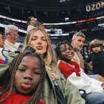 Giovanna Ewbank Instagram - Que experiência!!! A primeira vez a gente nunca esquece!!! Tivemos direito a foto na quadra, camarote com vista, e muita animação das crianças! Nunca pensamos que as crianças iriam curtir tanto um jogo de basquete! Todos vibrando e atentos ao jogo! Dessa vez torcemos pro Orlando Magic…(e sem querer vestimos as crianças de vermelho, que é q cor do time oposto kkkkkkkk 😂). O importante é que foi lindo! Foi demais! Todos queremos mais! Muito obrigado @tioorlandoviagens por essa experiência incrível!!! 🏀 Orlando,Flordia