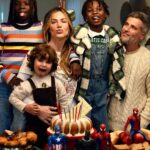 Giovanna Ewbank Instagram - Hoje é o dia dele que tem no brilho dos olhos uma vontade imensa de de ser quem ele quiser ser: rapper, super heroi, modelo, desenhista, ator, gamer. Bless é abençoado desde o seu nascimento. Ele carrega a benção no nome e distribui por onde passa. Porque abençoados somos nós que convivemos com ele. Abençoada sou eu de ter um filho tão amoroso, tão inteligente, tão cheio de amor próprio, tão pequeno e ao mesmo tempo tão grande, tão sábio. Hoje é aniversário do Blessings e ele tá curtindo como queria: rodeado da sua família, indo em vários brinquedos radicais, vendo exposição de arte, viajando o mundo e, com toda certeza, percebendo que tem o mundo inteirinho pra conquistar enquanto cresce. E não tenho duvidas que esse mundo vai ser todinho seu, meu filho. Feliz aniversário, minha benção, meu amor. 🤴🏿🙏🏿❤️❤️❤️ 📷 @aymme
