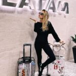 Giovanna Ewbank Instagram - Chegamos! Nós, nossas 14 malas e toda animação e expectativa pra essas nossas férias de fim de ano aqui em Miami e Orlando. E claro que viemos com todo o conforto e experiência da @latambrasil que é a companhia aérea que mais conecta os brasileiros com o Brasil e o mundo e tem mais de 75 destinos nacionais e internacionais e tá presente em mais de 90 aeroportos no exterior. Alguém tem dúvidas que vão ser as melhores férias da minha galerinha?? Acompanhem a trupe pq aventura não vai faltar 😂✈️