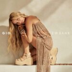Giovanna Ewbank Instagram - Eeeiiiiiii…A collab mais esperada do ano finalmente chegou: @gioewbank & @sonhodospesoficial apresentam: Sol de Gio ✨ Eu tava tão ansiosa pra contar pra vcs!!! Esse ano eu desenvolvi uma coleção junto com a Sonho dos Pés, e foi muito legal poder criar alguns modelos com tantos elementos que são a minha cara, com uma marca que eu admiro tanto. E o melhor: Chegou no tempo certo para você montar seus looks de natal, réveillon e a mala de verão perfeita! Corre na Sonho mais próxima de você ou no site, pq tem benefícios exclusivos! Me marquem em tudo, eu vou amaaar ver vocês de Gio + Sonho dos Pés por aí! ✨ AH, e me diz aqui: QUAL O SEU SONHO DE VERÃO??? Vou ver as melhores frases! 😉