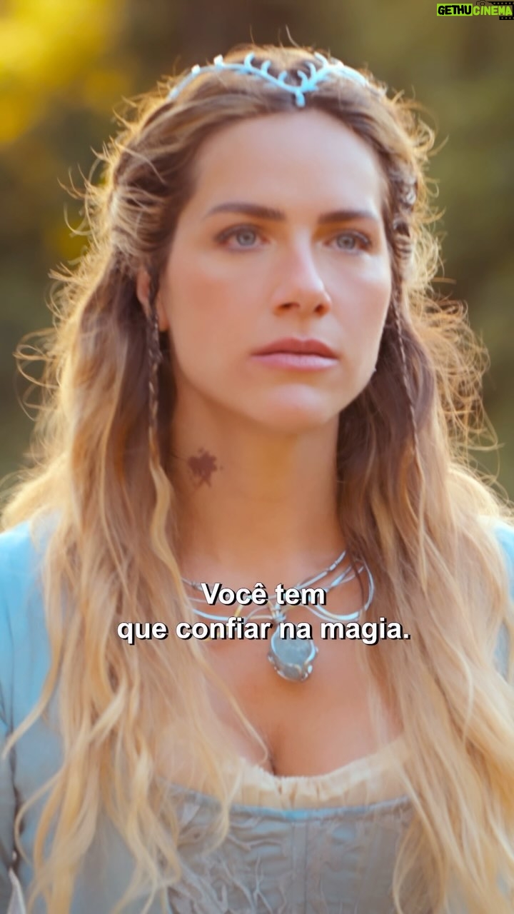 Giovanna Ewbank Instagram - Gente!!!! A Magia De Aruna estreou há DOIS dias e já está em segundo lugar entre as mais vistas do @disneyplusbr 🗣️AAAAAAAAAAAAAAAA! 🗣️ Tô muito felizzzzzzzzz! Que delicia saber que vcs estão gostando da série, da minha bruxinha atrapalhada Juno, da história, dos personagens. Que maravilha receber o feedback de vcs, ver as crianças ae divertindo. Aqui em casa a série já é top1 e pra gente chegar lá em toda a plataforma eu preciso fazer um convite a vocês que ainda não assistiram: Aproveita o fim de semana e maratonaaaaaaa! Depois venham aqui e me contem tudo o que acharam, tá? 🧙🏼♀️🧙🏾♀️🧙✨ #AMagiaDeAruna #PorAruna #DisneyPlusBr