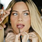 Giovanna Ewbank Instagram - Tem mais foto da coletiva de ontem pq a pré estreia de “A Magia De Aruna” foi mtooooo especial! ✨✨✨ @disneyplusbr Beleza @cleidearaujo Styling @carlosesser Look @jacquemus / @coven_oficial Foto @mserralima