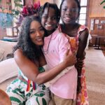 Giovanna Ewbank Instagram - Que semana mais linda, importante e potente foi essa que meus filhos vivenciaram em Salvador. Obrigada @pedrotourinho por proporcionar tantos momentos de identificação, orgulho, amor e felicidade aos meus filhos! Novembro Negro chegou com força total na cidade de Salvador e tá sendo potente demais. E aqui tem um apanhado de momentos que inundam meu coração de alegria mesmo estando longe! Foi difícil trazer meus filhos de volta pro Rio viu? rsrs pq a vontade deles era de ficar mais e mais!!! 🫶🏿 #novembronegro #salvador
