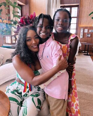 Giovanna Ewbank Instagram - Que semana mais linda, importante e potente foi essa que meus filhos vivenciaram em Salvador. Obrigada @pedrotourinho por proporcionar tantos momentos de identificação, orgulho, amor e felicidade aos meus filhos! Novembro Negro chegou com força total na cidade de Salvador e tá sendo potente demais. E aqui tem um apanhado de momentos que inundam meu coração de alegria mesmo estando longe! Foi difícil trazer meus filhos de volta pro Rio viu? rsrs pq a vontade deles era de ficar mais e mais!!! 🫶🏿 #novembronegro #salvador