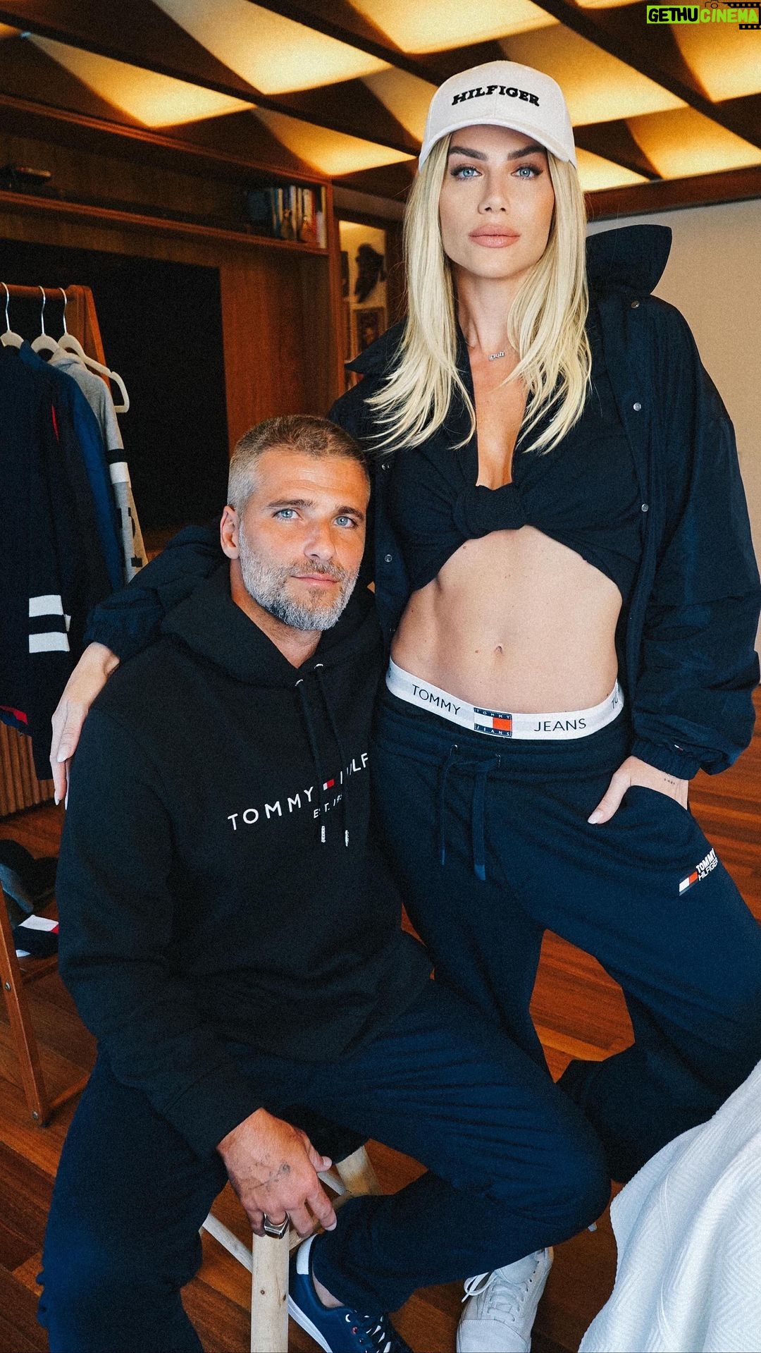 Giovanna Ewbank Instagram - Como vocês podem ver, é facinho se arrumar aqui em casa, né? 😂 E nossa sorte é que @tommyhilfiger tem lookinho pra todo mundo! Vem ver nosso primeiro “Get Ready With Me” pra um evento mais que especial! E aí, em quem vocês acham que o look ficou melhorr? Vocês são #TeamGio ou #TeamBruno?? Conta pra mim nos comentários! 🤭🤍 #getreadywithtommy #tommyhilfiger | publi*
