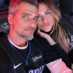 Giovanna Ewbank Instagram - Que experiência!!! A primeira vez a gente nunca esquece!!! Tivemos direito a foto na quadra, camarote com vista, e muita animação das crianças! Nunca pensamos que as crianças iriam curtir tanto um jogo de basquete! Todos vibrando e atentos ao jogo! Dessa vez torcemos pro Orlando Magic…(e sem querer vestimos as crianças de vermelho, que é q cor do time oposto kkkkkkkk 😂). O importante é que foi lindo! Foi demais! Todos queremos mais! Muito obrigado @tioorlandoviagens por essa experiência incrível!!! 🏀 Orlando,Flordia