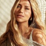 Giovanna Ewbank Instagram - Eeeiiiiiii…A collab mais esperada do ano finalmente chegou: @gioewbank & @sonhodospesoficial apresentam: Sol de Gio ✨ Eu tava tão ansiosa pra contar pra vcs!!! Esse ano eu desenvolvi uma coleção junto com a Sonho dos Pés, e foi muito legal poder criar alguns modelos com tantos elementos que são a minha cara, com uma marca que eu admiro tanto. E o melhor: Chegou no tempo certo para você montar seus looks de natal, réveillon e a mala de verão perfeita! Corre na Sonho mais próxima de você ou no site, pq tem benefícios exclusivos! Me marquem em tudo, eu vou amaaar ver vocês de Gio + Sonho dos Pés por aí! ✨ AH, e me diz aqui: QUAL O SEU SONHO DE VERÃO??? Vou ver as melhores frases! 😉