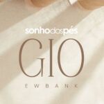 Giovanna Ewbank Instagram - Eeeiiiiiii…A collab mais esperada do ano finalmente chegou: @gioewbank & @sonhodospesoficial apresentam: Sol de Gio ✨ Eu tava tão ansiosa pra contar pra vcs!!! Esse ano eu desenvolvi uma coleção junto com a Sonho dos Pés, e foi muito legal poder criar alguns modelos com tantos elementos que são a minha cara, com uma marca que eu admiro tanto. E o melhor: Chegou no tempo certo para você montar seus looks de natal, réveillon e a mala de verão perfeita! Corre na Sonho mais próxima de você ou no site, pq tem benefícios exclusivos! Me marquem em tudo, eu vou amaaar ver vocês de Gio + Sonho dos Pés por aí! ✨ AH, e me diz aqui: QUAL O SEU SONHO DE VERÃO??? Vou ver as melhores frases! 😉