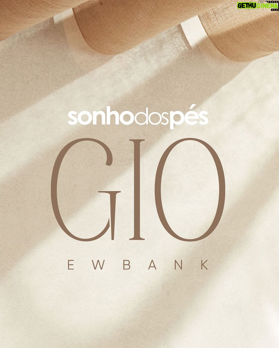 Giovanna Ewbank Instagram - Eeeiiiiiii…A collab mais esperada do ano finalmente chegou: @gioewbank & @sonhodospesoficial apresentam: Sol de Gio ✨ Eu tava tão ansiosa pra contar pra vcs!!! Esse ano eu desenvolvi uma coleção junto com a Sonho dos Pés, e foi muito legal poder criar alguns modelos com tantos elementos que são a minha cara, com uma marca que eu admiro tanto. E o melhor: Chegou no tempo certo para você montar seus looks de natal, réveillon e a mala de verão perfeita! Corre na Sonho mais próxima de você ou no site, pq tem benefícios exclusivos! Me marquem em tudo, eu vou amaaar ver vocês de Gio + Sonho dos Pés por aí! ✨ AH, e me diz aqui: QUAL O SEU SONHO DE VERÃO??? Vou ver as melhores frases! 😉