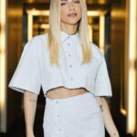 Giovanna Ewbank Instagram - Tem mais foto da coletiva de ontem pq a pré estreia de “A Magia De Aruna” foi mtooooo especial! ✨✨✨ @disneyplusbr Beleza @cleidearaujo Styling @carlosesser Look @jacquemus / @coven_oficial Foto @mserralima