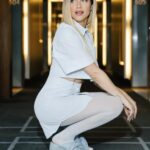 Giovanna Ewbank Instagram - Tem mais foto da coletiva de ontem pq a pré estreia de “A Magia De Aruna” foi mtooooo especial! ✨✨✨ @disneyplusbr Beleza @cleidearaujo Styling @carlosesser Look @jacquemus / @coven_oficial Foto @mserralima