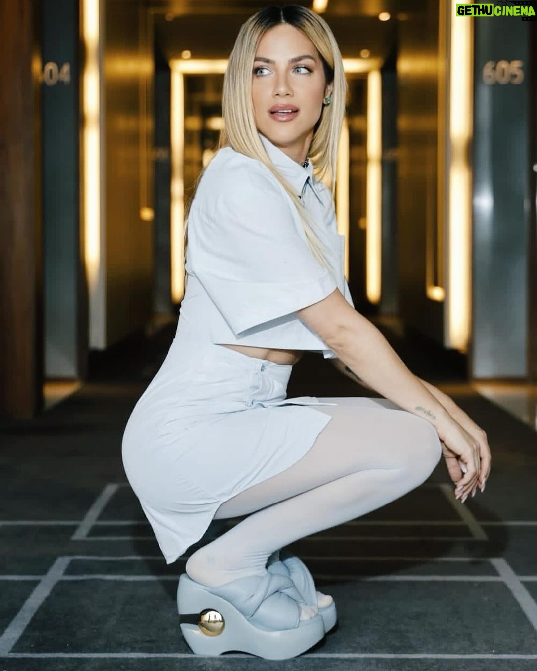 Giovanna Ewbank Instagram - Tem mais foto da coletiva de ontem pq a pré estreia de “A Magia De Aruna” foi mtooooo especial! ✨✨✨ @disneyplusbr Beleza @cleidearaujo Styling @carlosesser Look @jacquemus / @coven_oficial Foto @mserralima