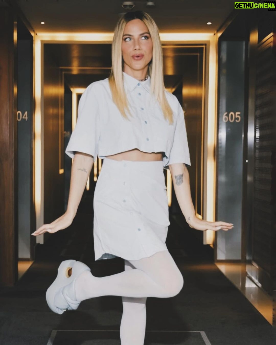 Giovanna Ewbank Instagram - Tem mais foto da coletiva de ontem pq a pré estreia de “A Magia De Aruna” foi mtooooo especial! ✨✨✨ @disneyplusbr Beleza @cleidearaujo Styling @carlosesser Look @jacquemus / @coven_oficial Foto @mserralima