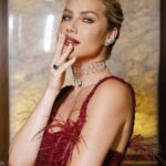 Giovanna Ewbank Instagram - Quando aceitei o convite pra fazer A Magia De Aruna, foi muito pela vontade de voltar a atuar mas também pelo desejo de que meus filhos me vissem contando essa história cheia de aventura, magia e mistério. Hoje foi dia de Press Day + Pré estreia da nossa série e foram tantas emoções…Ver a nossa série pela primeira vez na telona ao lado de tantos amores foi demais! Foram oito anos longe da atuação e poder voltar sendo uma bruxa da Disney e tendo comigo desse elenco tão maravilhoso, foi mais do que imaginava! Tô MUITO ansiosa pra vcs assistirem! É real! Tá chegando! 🧙‍♀️🧙🏾‍♀️🧙🏻‍♀️ #AMagiaDeAruna, dia 29 de novembro na @disneyplusbr Beleza: @cleidearaujo Styling: @carlosesser Look: @lucasleao.co Joias: @andreacontioficial Fotos: @mserralima Rio de Janeiro, Rio de Janeiro