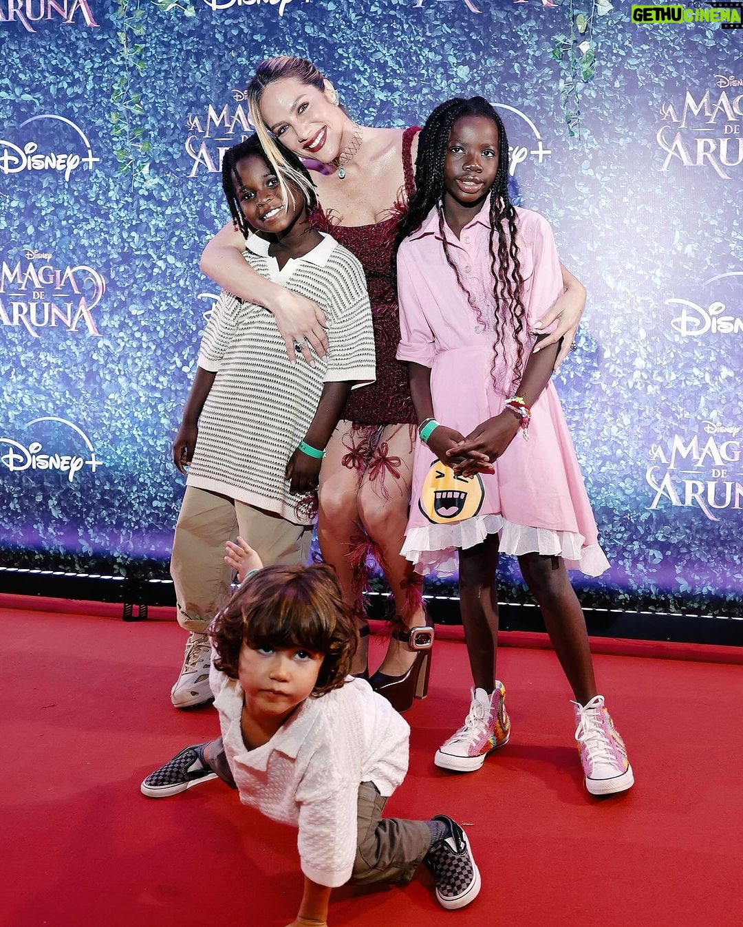 Giovanna Ewbank Instagram - Quando aceitei o convite pra fazer A Magia De Aruna, foi muito pela vontade de voltar a atuar mas também pelo desejo de que meus filhos me vissem contando essa história cheia de aventura, magia e mistério. Hoje foi dia de Press Day + Pré estreia da nossa série e foram tantas emoções…Ver a nossa série pela primeira vez na telona ao lado de tantos amores foi demais! Foram oito anos longe da atuação e poder voltar sendo uma bruxa da Disney e tendo comigo desse elenco tão maravilhoso, foi mais do que imaginava! Tô MUITO ansiosa pra vcs assistirem! É real! Tá chegando! 🧙♀️🧙🏾♀️🧙🏻♀️ #AMagiaDeAruna, dia 29 de novembro na @disneyplusbr Beleza: @cleidearaujo Styling: @carlosesser Look: @lucasleao.co Joias: @andreacontioficial Fotos: @mserralima Rio de Janeiro, Rio de Janeiro