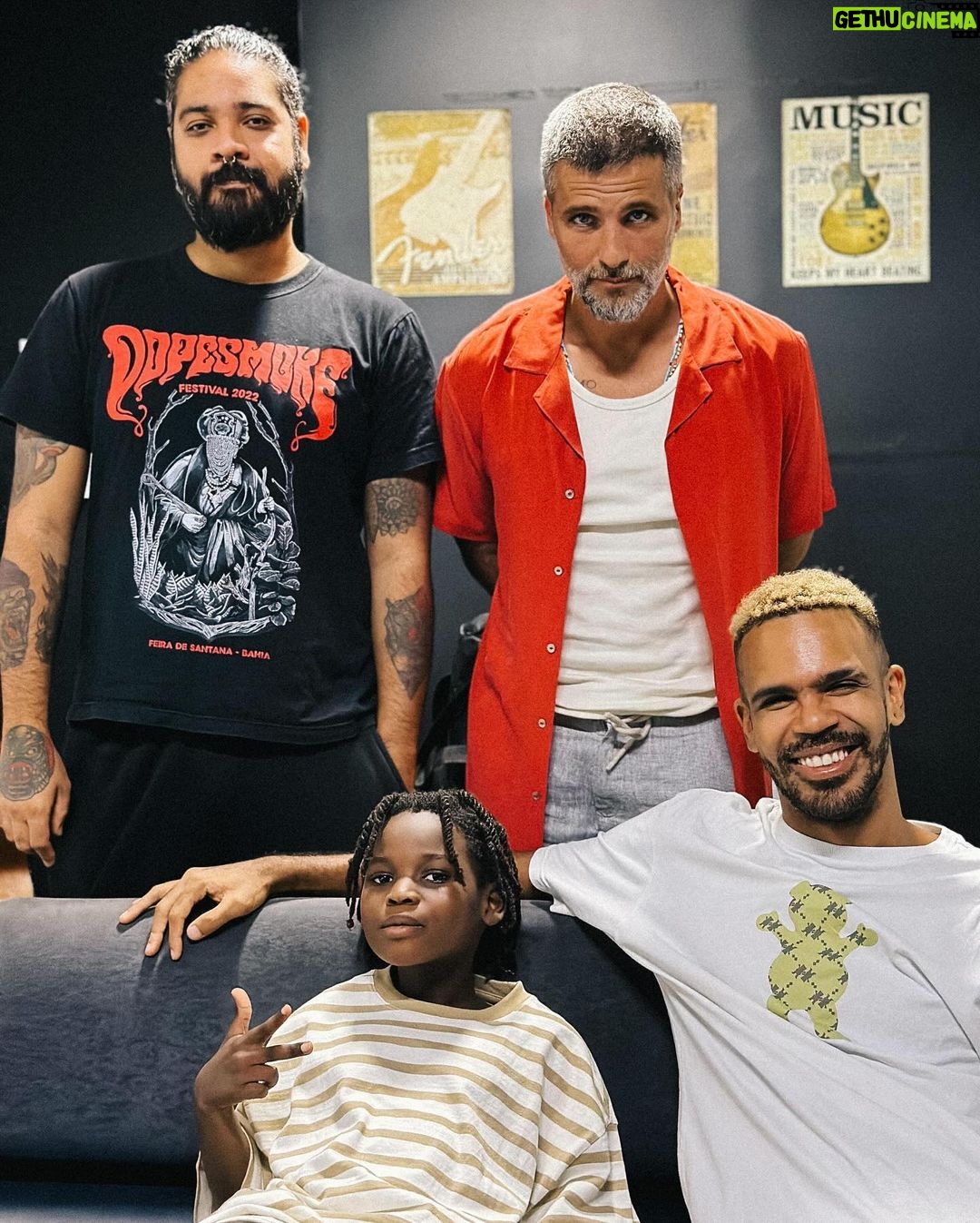 Giovanna Ewbank Instagram - Ver de perto sua felicidade hj me fez ter a certeza que vc é arte pura❤️🔥 O primeiro rap a gente nunca esquece, né?! Bless se amarra em rap e hoje ele viveu a experiência ÚNICA com meus amigos que mandam mt e entendem mt do assunto. Obrigado @hiran pelo convite e cuidado com meu filho, você é sinistro! @marcoscuper vc foi incrivel ( vai levar o grammy ) A ida no estúdio @estudio_preto ver meu filho ouvindo, aprendendo e criando foi transformadora, p todos nós. SEGURA O BLESS! Salvador, Bahia