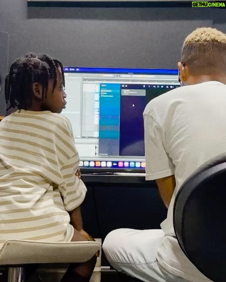 Giovanna Ewbank Instagram - Ver de perto sua felicidade hj me fez ter a certeza que vc é arte pura❤️🔥 O primeiro rap a gente nunca esquece, né?! Bless se amarra em rap e hoje ele viveu a experiência ÚNICA com meus amigos que mandam mt e entendem mt do assunto. Obrigado @hiran pelo convite e cuidado com meu filho, você é sinistro! @marcoscuper vc foi incrivel ( vai levar o grammy ) A ida no estúdio @estudio_preto ver meu filho ouvindo, aprendendo e criando foi transformadora, p todos nós. SEGURA O BLESS! Salvador, Bahia