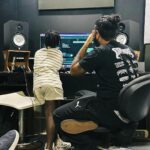 Giovanna Ewbank Instagram - Ver de perto sua felicidade hj me fez ter a certeza que vc é arte pura❤️‍🔥 O primeiro rap a gente nunca esquece, né?! Bless se amarra em rap e hoje ele viveu a experiência ÚNICA com meus amigos que mandam mt e entendem mt do assunto. Obrigado @hiran pelo convite e cuidado com meu filho, você é sinistro! @marcoscuper vc foi incrivel ( vai levar o grammy ) A ida no estúdio @estudio_preto ver meu filho ouvindo, aprendendo e criando foi transformadora, p todos nós. SEGURA O BLESS! Salvador, Bahia