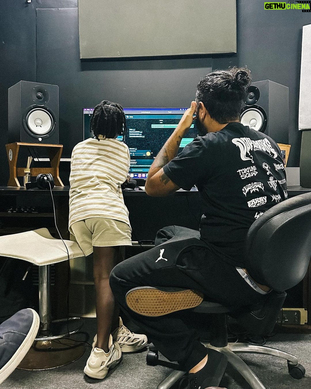 Giovanna Ewbank Instagram - Ver de perto sua felicidade hj me fez ter a certeza que vc é arte pura❤️🔥 O primeiro rap a gente nunca esquece, né?! Bless se amarra em rap e hoje ele viveu a experiência ÚNICA com meus amigos que mandam mt e entendem mt do assunto. Obrigado @hiran pelo convite e cuidado com meu filho, você é sinistro! @marcoscuper vc foi incrivel ( vai levar o grammy ) A ida no estúdio @estudio_preto ver meu filho ouvindo, aprendendo e criando foi transformadora, p todos nós. SEGURA O BLESS! Salvador, Bahia