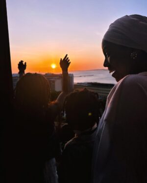 Giovanna Ewbank Instagram - Que semana mais linda, importante e potente foi essa que meus filhos vivenciaram em Salvador. Obrigada @pedrotourinho por proporcionar tantos momentos de identificação, orgulho, amor e felicidade aos meus filhos! Novembro Negro chegou com força total na cidade de Salvador e tá sendo potente demais. E aqui tem um apanhado de momentos que inundam meu coração de alegria mesmo estando longe! Foi difícil trazer meus filhos de volta pro Rio viu? rsrs pq a vontade deles era de ficar mais e mais!!! 🫶🏿 #novembronegro #salvador