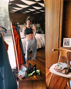 Giovanna Ewbank Instagram - Minha família no Rancho, meus amigos em Noronha, e eu aqui, fazendo prova de figurino em casa 🙄🥵(tudo pra vcs e por vcs… pq semana que vem começo a correria de gravação e tenho muitaaaas novidades, tá vindo aí um projeto lindo que fiz pensando em vcs ein…affffff, eu espero que vcs AMEM!) Rio de Janeiro, Rio de Janeiro