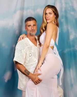 Giovanna Ewbank Instagram - FELIZ ANO NOVOOOO!!! ✨
Nossa família deseja que esse novo ano seja cheio de realizações, amor, saúde e muitas felicidades para todos vocês! Desejamos mais oportunidades, empatia e amor ao próximo! Que 2024 seja LINDO para TODOS NÓS!!!✨✨✨

#happynewyear #felizanonovo #2024 #familiaewbankgagliasso 

📷 @alexsantanaphotographer 
Fundo @galpaooito ✨