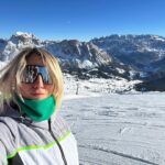 Giulia Mizzoni Instagram - Ciao Ortisei del mio cuore 🩵 Mi riempi sempre l’anima (e la pancia 🤪) di tutto ciò di cui non potrei fare a meno. Quando siamo insieme sono felicemente spettinata, incredibilmente coordinata (solo sugli sci 😂), continuamente commossa dalla tua bellezza 🥲 È sempre un’emozione e un enorme privilegio. Anche questo senso di malinconia che mi accompagnerà per qualche giorno e ogni volta che guarderò una foto… ma sempre dolce sarà l’attesa di tornare. Grazie per questi giorni splendidi con la mia famiglia. Grazie a mio papà che mi ha trasmesso l’amore per la montagna, che ci sia la neve o le vallate verdi e l’odore di funghi nei boschi🌲🏔️ Grazie a mio marito @francescod.stefano che ha imparato a condividere tutto questo con me e ora non può farne a meno! 😏 Grazie a Pietro che coltiva ogni anno di più questo stesso amore. A presto ❤️ Ortisei - Val Gardena - Dolomites