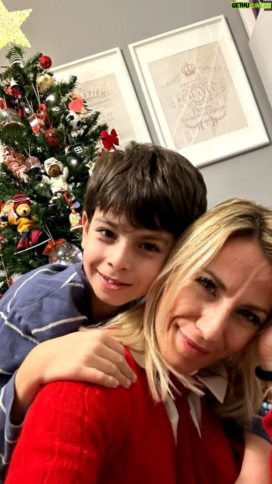 Giulia Mizzoni Instagram - Come ogni #8dicembre noi facciamo l'albero 🎄 in famiglia e soprattutto lo addobbiamo anche sul retro 🤩 avete fatto l'albero voi? #familyfirst #familychristmasphoto #alberodinatale #christmastree #christmasdecor #immacolata #redandgreen #pallinedinatale #addobbinatalizi #addobbidinatale❤️⛄️🎄 #addobbinataliziovunque Roma, Italia