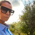Giulia Mizzoni Instagram - Amo il tartufo e non ero mai stata ad #alba… gli odori, i sapori, i colori di questa terra mi hanno incantata. La passione per il buon cibo, la dedizione al lavoro di @cascinadellerose e i loro vini squisiti. La condivisione di qualche momento tutto per noi con @francescod.stefano (ci voleva dopo oltre un anno 🥰) e la compagnia speciale (a parte il pisolino a cena che ormai è un must 😂) di @giu.lillo.beppe.ciccio e @sami_amico. Tornerò presto. 🍷♥️🍇 #alba #piemonte #fierainternazionaledeltartufobiancodalba #vino #barbera #barolo #nebbiolo #tartufo #weekend #love #friends #happy #grateful Alba, Piemonte, Italy