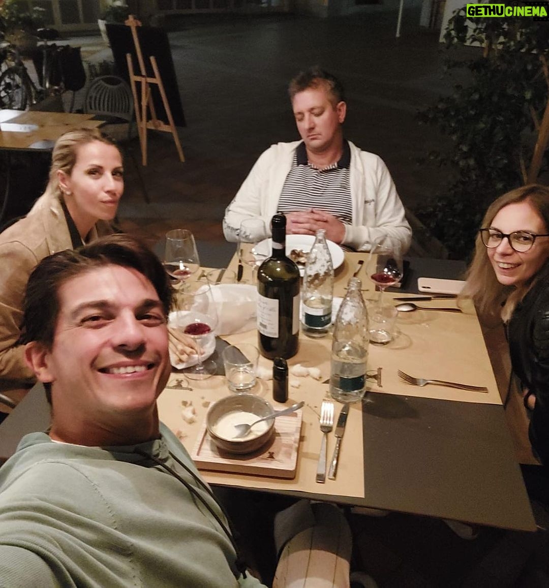 Giulia Mizzoni Instagram - Amo il tartufo e non ero mai stata ad #alba… gli odori, i sapori, i colori di questa terra mi hanno incantata. La passione per il buon cibo, la dedizione al lavoro di @cascinadellerose e i loro vini squisiti. La condivisione di qualche momento tutto per noi con @francescod.stefano (ci voleva dopo oltre un anno 🥰) e la compagnia speciale (a parte il pisolino a cena che ormai è un must 😂) di @giu.lillo.beppe.ciccio e @sami_amico. Tornerò presto. 🍷♥️🍇 #alba #piemonte #fierainternazionaledeltartufobiancodalba #vino #barbera #barolo #nebbiolo #tartufo #weekend #love #friends #happy #grateful Alba, Piemonte, Italy