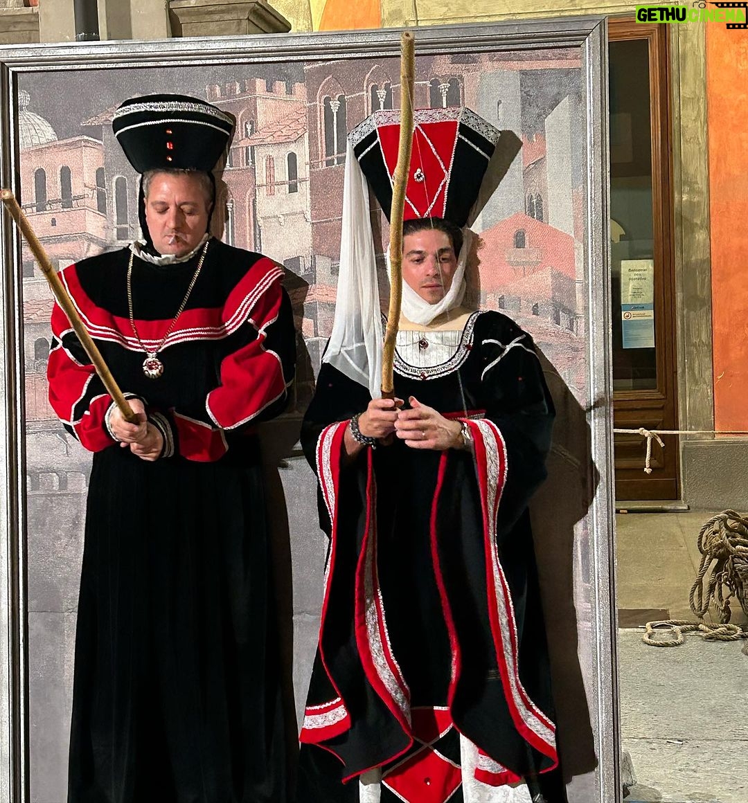 Giulia Mizzoni Instagram - Amo il tartufo e non ero mai stata ad #alba… gli odori, i sapori, i colori di questa terra mi hanno incantata. La passione per il buon cibo, la dedizione al lavoro di @cascinadellerose e i loro vini squisiti. La condivisione di qualche momento tutto per noi con @francescod.stefano (ci voleva dopo oltre un anno 🥰) e la compagnia speciale (a parte il pisolino a cena che ormai è un must 😂) di @giu.lillo.beppe.ciccio e @sami_amico. Tornerò presto. 🍷♥️🍇 #alba #piemonte #fierainternazionaledeltartufobiancodalba #vino #barbera #barolo #nebbiolo #tartufo #weekend #love #friends #happy #grateful Alba, Piemonte, Italy