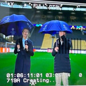 Giulia Mizzoni Instagram - Come speravi che andasse ➡️ 
Come realmente è andata 🤦🏻‍♀️☔️😂

È tornata la stagione delle piogge e, come sempre, l’ho portata io! 

#potrebbepiovere 
#dortmund 
#borussiadortmund 
#milan 
#championsleague 
#job 
#lovemyjob 
#happy 
#grateful