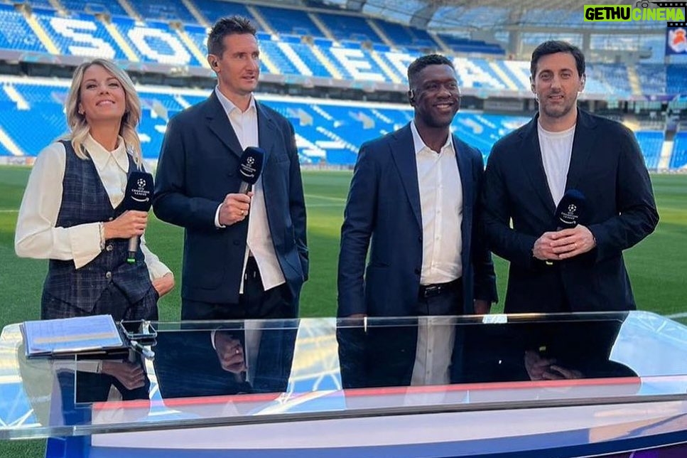 Giulia Mizzoni Instagram - Che bello tornare in campo. Che bello il nuovo Anoeta e il tifo della Real Sociedad! Che bella la nostra squadra (benvenuto Miro Klose!). Che bella anche la partita: sofferta, tirata, pareggiata dall’Inter a 3’ dal 90’. Perché, come al solito, la Champions è la Champions e nulla, mai, è scontato. Non vedo l’ora di essere a Dortmund per Borussia-Milan! Ci vediamo a ottobre! ♥️⚽️🏆 #championsleague #realsociedad #inter #solosuprimevideo #lovemyjob San Sebastián, Pais Vasco, Spain