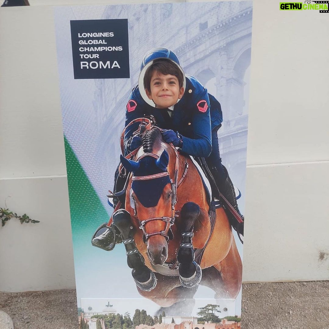 Giulia Mizzoni Instagram - In pochi lo sanno ma ho una grande passione per gli animali, oggi sono andata a trovare @saveahorseitalia che ha dei progetti speciali per il recupero dei cavalli ma anche per migliorare le aspettative dei ragazzi che si affidano alla sua formazione. Magari un giorno avrò il privilegio di raccontarvi altro, per ora mi limito a contribuire a questa realtà facendovela conoscere! #horse #familytime #longinesglobalchampionstour #cavalli #savehorses #family #love Circo Massimo